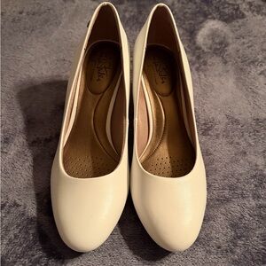 Life Stride Elegant White Women's Pumps